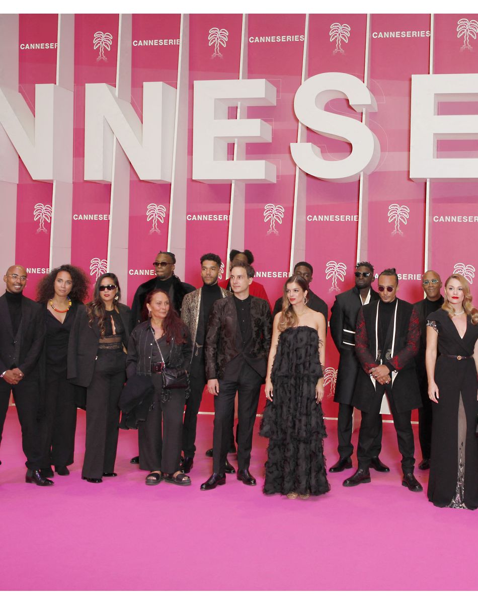 Marc Arnaud, Anaïs Parello, Marvin Gofin le créateur, Joy Esther et tous les danseurs de la série I-ART - No web - 5ème soirée du 4ème Canneseries au Palais des Festivals à Cannes, le 12 octobre 2021. © Christophe Aubert via Bestimage