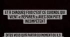 Rayane Bensetti désemparé face à deux hommes qui saccagent sa maison.