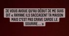 Rayane Bensetti désemparé face à deux hommes qui saccagent sa maison.