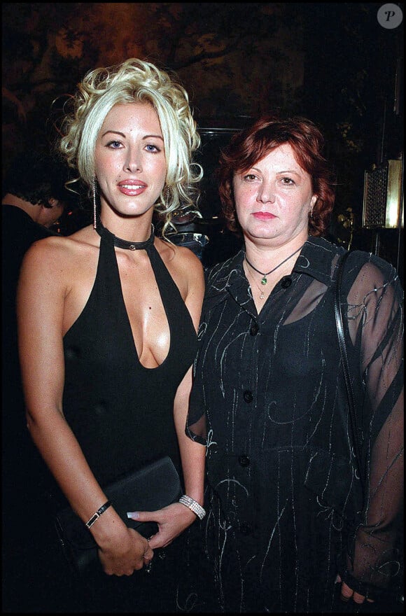 Loana et sa mère Violette au Moulin Rouge à Paris