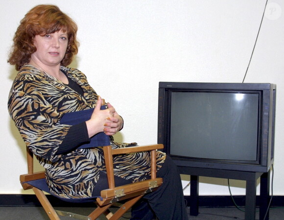 Archives - Violette, la mère de Loana, candidate au jeu LOFT STORY, dans les bureaux de la production en mai 2001.