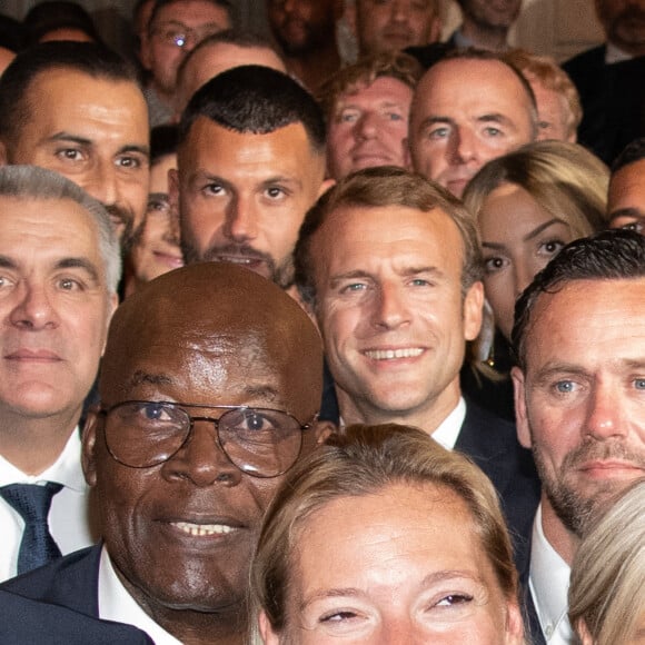 Le président de la République Emmanuel Macron et la première dame Brigitte Macron reçoivent les membres du Variétés club de France au palais de l'Elysée à Paris le 14 octobre 2021. © Laurent Zabulon / Pool / Bestimage