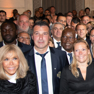 Le président de la République Emmanuel Macron et la première dame Brigitte Macron reçoivent les membres du Variétés club de France au palais de l'Elysée à Paris le 14 octobre 2021. © Laurent Zabulon / Pool / Bestimage