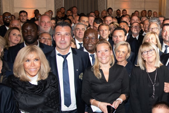 Le président de la République Emmanuel Macron et la première dame Brigitte Macron reçoivent les membres du Variétés club de France au palais de l'Elysée à Paris le 14 octobre 2021. © Laurent Zabulon / Pool / Bestimage