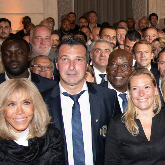 Le président de la République Emmanuel Macron et la première dame Brigitte Macron reçoivent les membres du Variétés club de France au palais de l'Elysée à Paris le 14 octobre 2021. © Laurent Zabulon / Pool / Bestimage