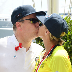 L'équipe de la princesse Charlene a remporté cette édition du Waterbike Challenge - Le prince Albert II de Monaco embrasse la princesse Charlene lors du Water Bike Challenge, au profit de la Fondation princesse Charlene de Monaco au départ du Yacht Club de Monaco le 17 juin 2018. © Bruno Bebert / Bestimage 