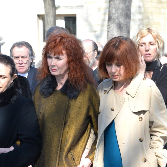 Sabine Azéma, Camille Bordes-Resnais, Sandrine Kiberlain - Obsèques d'Alain Resnais au cimetière du Montparnasse à Paris le 10 mars 2014. 