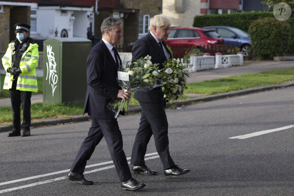 Le Premier ministre britannique Boris Johnson rend hommage à D.Amess, député britannique assassiné la veille à Leigh-on-Sea. Boris Johnson est accompagné de Sir Keir Starmer et Priti Pateyl. Le 16 octobre 2021.