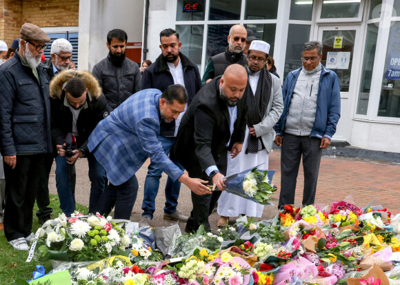 Investigation et hommage après l'assassinat du député britannique David Amess, victime d'une attaque terroriste à l'arme blanche, devant l'église méthodiste de Leigh-on-Sea. Le 15 octobre 2021.