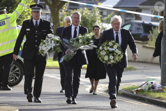 Le Premier ministre britannique Boris Johnson rend hommage à D.Amess, député britannique assassiné la veille à Leigh-on-Sea. Boris Johnson est accompagné de Sir Keir Starmer et Priti Pateyl. Le 16 octobre 2021.