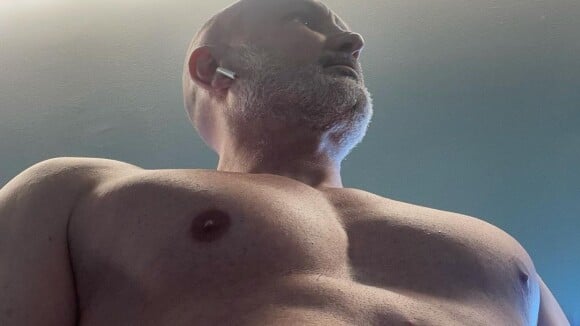 Frank Leboeuf torse nu et pectoraux saillants : il dévoile son corps d'athlète à 53 ans