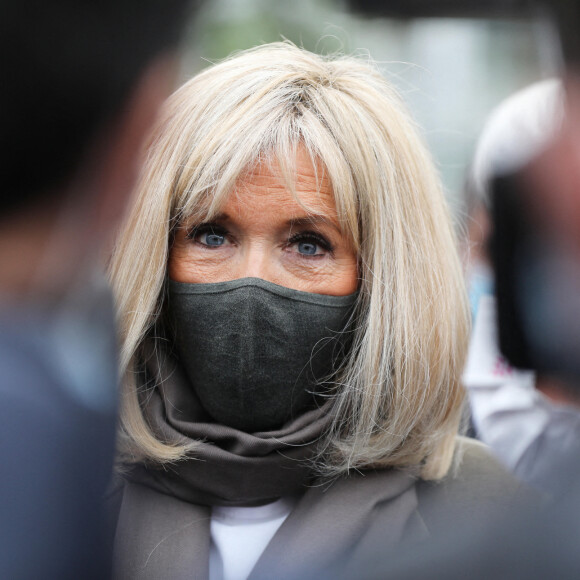 La Première Dame, Brigitte Macron, lit la dictée ELA, rédigée par Hervé Le Tellier (prix Goncourt 2020) et intitulée "La gymnastique des mots ", aux collégiens pour la 18ème édition en soutien à l'Association Européenne de Leucodystrophie (ELA), au collège Amédée Dunois à Boissy-Saint-Léger, France, le 18 octobre 2021. © Dominique Jacovides/Bestimage