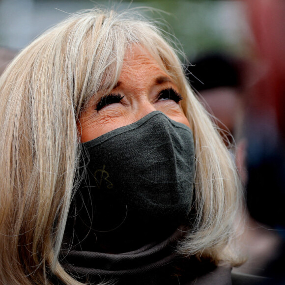 La Première Dame, Brigitte Macron, lit la dictée ELA, rédigée par Hervé Le Tellier (prix Goncourt 2020) et intitulée "La gymnastique des mots ", aux collégiens pour la 18ème édition en soutien à l'Association Européenne de Leucodystrophie (ELA), au collège Amédée Dunois à Boissy-Saint-Léger, France, le 18 octobre 2021. © Dominique Jacovides/Bestimage