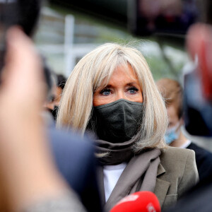 La Première Dame, Brigitte Macron, lit la dictée ELA, rédigée par Hervé Le Tellier (prix Goncourt 2020) et intitulée "La gymnastique des mots ", aux collégiens pour la 18ème édition en soutien à l'Association Européenne de Leucodystrophie (ELA), au collège Amédée Dunois à Boissy-Saint-Léger, France, le 18 octobre 2021. © Dominique Jacovides/Bestimage