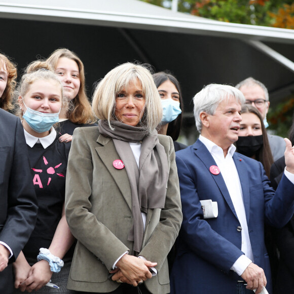 La Première Dame, Brigitte Macron, accompagnée par le ministre de l'Education nationale, de la Jeunesse et des Sports, Jean-Michel Blanquer, le président d'Honneur et fondateur de l'association ELA, Guy Alba et la présidente d ELA France, Crystelle Cottart, lit la dictée ELA, rédigée par Hervé Le Tellier (prix Goncourt 2020) et intitulée "La gymnastique des mots ", aux collégiens pour la 18ème édition en soutien à l'Association Européenne de Leucodystrophie (ELA), au collège Amédée Dunois à Boissy-Saint-Léger, France, le 18 octobre 2021. © Dominique Jacovides/Bestimage