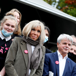 La Première Dame, Brigitte Macron, accompagnée par le ministre de l'Education nationale, de la Jeunesse et des Sports, Jean-Michel Blanquer, le président d'Honneur et fondateur de l'association ELA, Guy Alba et la présidente d ELA France, Crystelle Cottart, lit la dictée ELA, rédigée par Hervé Le Tellier (prix Goncourt 2020) et intitulée "La gymnastique des mots ", aux collégiens pour la 18ème édition en soutien à l'Association Européenne de Leucodystrophie (ELA), au collège Amédée Dunois à Boissy-Saint-Léger, France, le 18 octobre 2021. © Dominique Jacovides/Bestimage