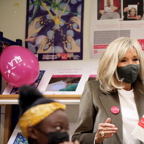 La Première Dame, Brigitte Macron, lit la dictée ELA, rédigée par Hervé Le Tellier (prix Goncourt 2020) et intitulée "La gymnastique des mots ", aux collégiens pour la 18ème édition en soutien à l'Association Européenne de Leucodystrophie (ELA), au collège Amédée Dunois à Boissy-Saint-Léger, France, le 18 octobre 2021. © Dominique Jacovides/Bestimage