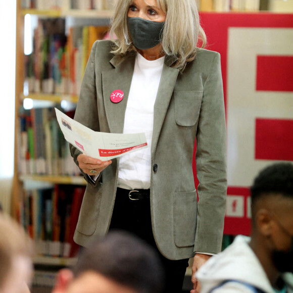 La Première Dame, Brigitte Macron, lit la dictée ELA, rédigée par Hervé Le Tellier (prix Goncourt 2020) et intitulée "La gymnastique des mots ", aux collégiens pour la 18ème édition en soutien à l'Association Européenne de Leucodystrophie (ELA), au collège Amédée Dunois à Boissy-Saint-Léger, France, le 18 octobre 2021. © Dominique Jacovides/Bestimage