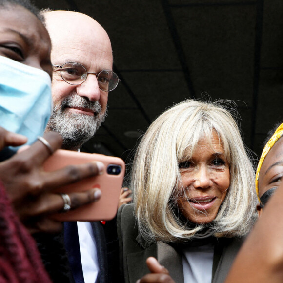 La Première Dame, Brigitte Macron, accompagnée par le ministre de l'Education nationale, de la Jeunesse et des Sports, Jean-Michel Blanquer, lit la dictée ELA, rédigée par Hervé Le Tellier (prix Goncourt 2020) et intitulée "La gymnastique des mots ", aux collégiens pour la 18ème édition en soutien à l'Association Européenne de Leucodystrophie (ELA), au collège Amédée Dunois à Boissy-Saint-Léger, France, le 18 octobre 2021. © Dominique Jacovides/Bestimage