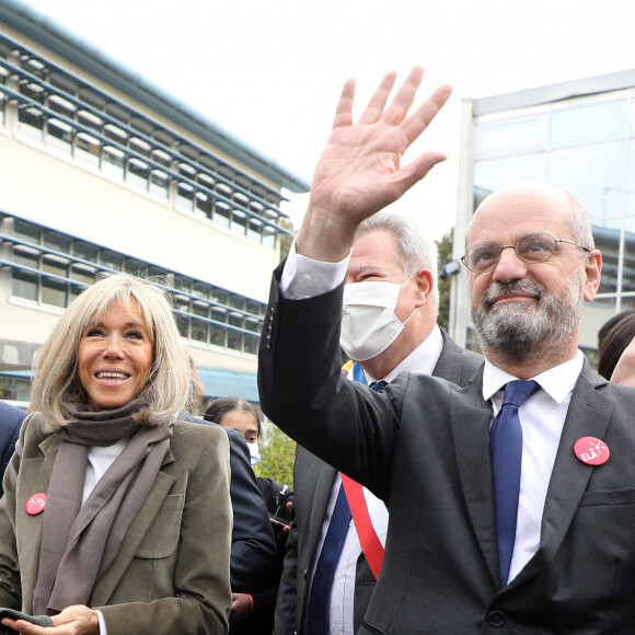 La Première Dame, Brigitte Macron, accompagnée par le ministre de l'Education nationale, de la Jeunesse et des Sports, Jean-Michel Blanquer, lit la dictée ELA, rédigée par Hervé Le Tellier (prix Goncourt 2020) et intitulée "La gymnastique des mots ", aux collégiens pour la 18ème édition en soutien à l'Association Européenne de Leucodystrophie (ELA), au collège Amédée Dunois à Boissy-Saint-Léger, France, le 18 octobre 2021. © Dominique Jacovides/Bestimage