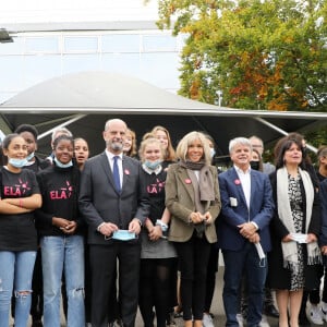 La Première Dame, Brigitte Macron, accompagnée par le ministre de l'Education nationale, de la Jeunesse et des Sports, Jean-Michel Blanquer, le président d'Honneur et fondateur de l'association ELA, Guy Alba et la présidente d ELA France, Crystelle Cottart, lit la dictée ELA, rédigée par Hervé Le Tellier (prix Goncourt 2020) et intitulée "La gymnastique des mots ", aux collégiens pour la 18ème édition en soutien à l'Association Européenne de Leucodystrophie (ELA), au collège Amédée Dunois à Boissy-Saint-Léger, France, le 18 octobre 2021. © Dominique Jacovides/Bestimage