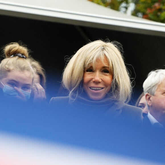 La Première Dame, Brigitte Macron, lit la dictée ELA, rédigée par Hervé Le Tellier (prix Goncourt 2020) et intitulée "La gymnastique des mots ", aux collégiens pour la 18ème édition en soutien à l'Association Européenne de Leucodystrophie (ELA), au collège Amédée Dunois à Boissy-Saint-Léger, France, le 18 octobre 2021. © Dominique Jacovides/Bestimage