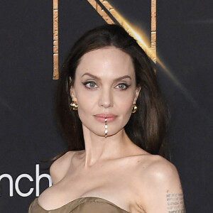 Angelina Jolie lors de la première de "Les Eternels" au DolbyTheater, à Hollywood, le 18 octobre 2021. Photo By Sthanlee B. Mirador/SPUS/ABACAPRESS.COM