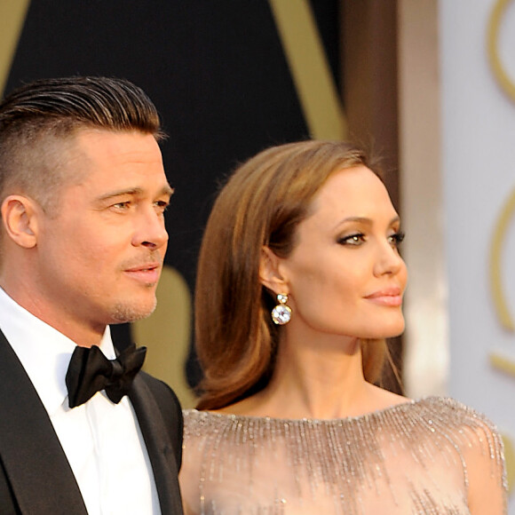 Brad Pitt et Angelina Jolie (habillée en Elie Saab) - Pressroom - 86ème cérémonie des Oscars à Hollywood, le 2 mars 2014.  Celebrities in the Press Room at the 86th Annual Academy Awards at the Hollywood & Highland Center in Hollywood, California on March 2, 2014.
