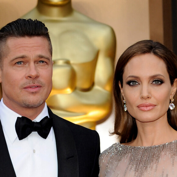 Brad Pitt et Angelina Jolie (habillée en Elie Saab) - Pressroom - 86ème cérémonie des Oscars à Hollywood, le 2 mars 2014.  Celebrities in the Press Room at the 86th Annual Academy Awards at the Hollywood & Highland Center in Hollywood, California on March 2, 2014.