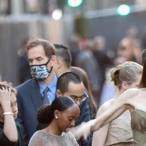 Angelina Jolie entourée de Maddox, 20 ans, Zahara, 16 ans, Shiloh, 15 ans, et Vivienne et Knox, 13 ans, à la première du film "Eternal" à Los Angeles, le 18 octobre 2021.