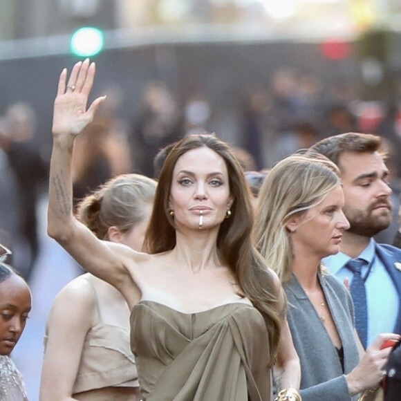 Angelina Jolie entourée de Maddox, 20 ans, Zahara, 16 ans, Shiloh, 15 ans, et Vivienne et Knox, 13 ans, à la première du film "Eternal" à Los Angeles, le 18 octobre 2021.