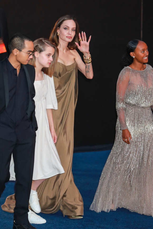 Angelina Jolie entourée de Maddox, 20 ans, Zahara, 16 ans, Shiloh, 15 ans, et Vivienne et Knox, 13 ans, à la première du film "Eternal" à Los Angeles, le 18 octobre 2021.