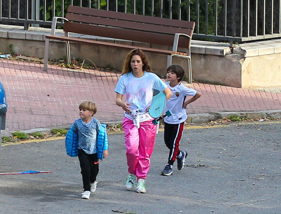 Gerard Piqué, sa compagne Shakira et leurs deux enfants Milan et Sasha sortent dans les rues de Barcelone pour faire du cerf-volant et du skateboard. Le 1er mai 2020.