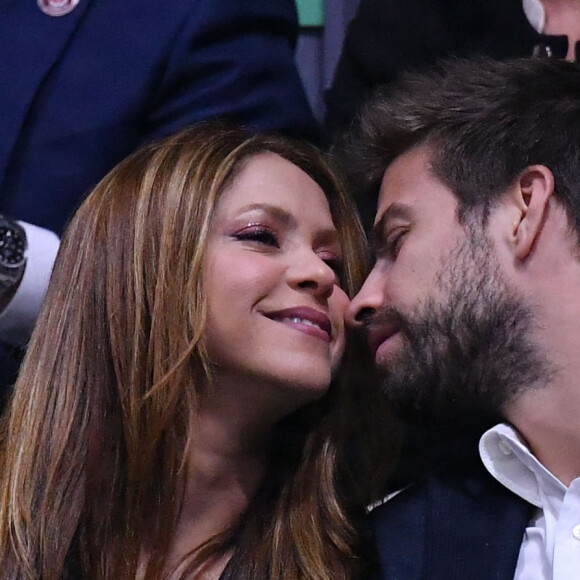 Shakira et son compagnon Gérard Piqué s'embrassent tendrement dans les tribunes de la finale de la Coupe Davis à Madrid, le 24 novembre 2019.