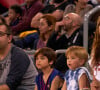Shakira, son compagnon Gerard Piqué et leurs enfants Sasha, Milan dans les tribunes du match de basket entre le FC Barcelone et San Pablo Burgos à Barcelone. Le 10 mars 2019.