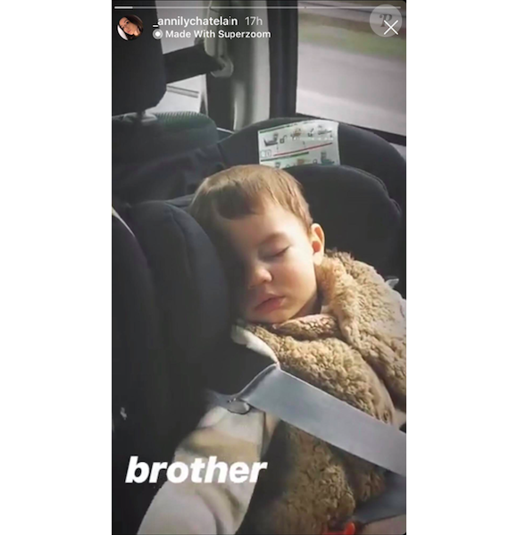 Annily, fille d'Alizée et Jérémy Chatelain, filme son demi-frère Forest en plein sommeil, le 30 décembre 2018.