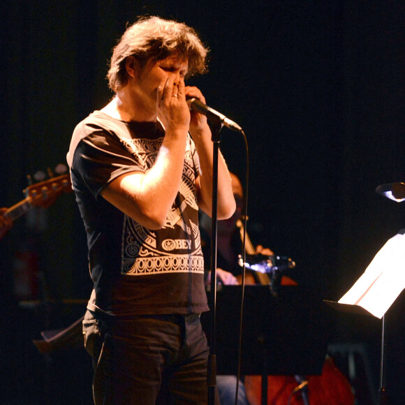 Les 29 et 30 mars 2013 au 104, a Paris, plusieurs artistes ont rendu un nouvel hommage a Alain Bashung avec le spectacle "Dernieres nouvelles de Frau Major". Etaient presents Brigitte Fontaine, Chloe Mons, Albin de la Simone, Bertrand Cantat, Christophe Miossec et Kent, ainsi que son guitariste Yan Pechin