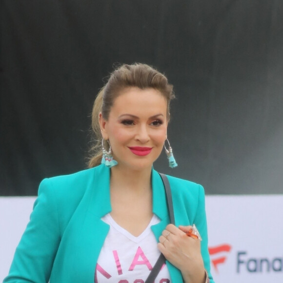 Alyssa Milano quitte une fête du pré-Super Bowl à Miami le 1er février 2020. 