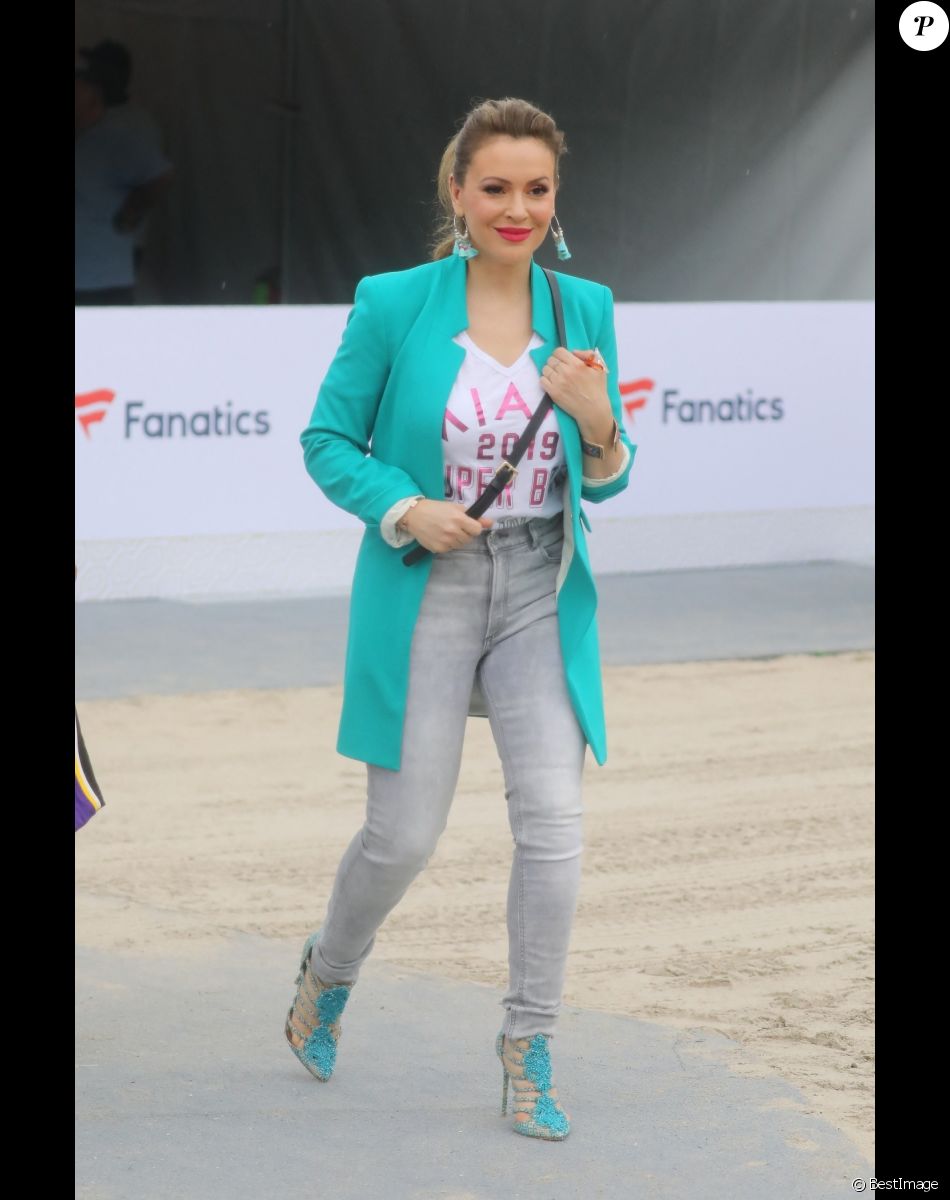 Alyssa Milano quitte une fête du pré-Super Bowl à Miami le 1er février 2020.