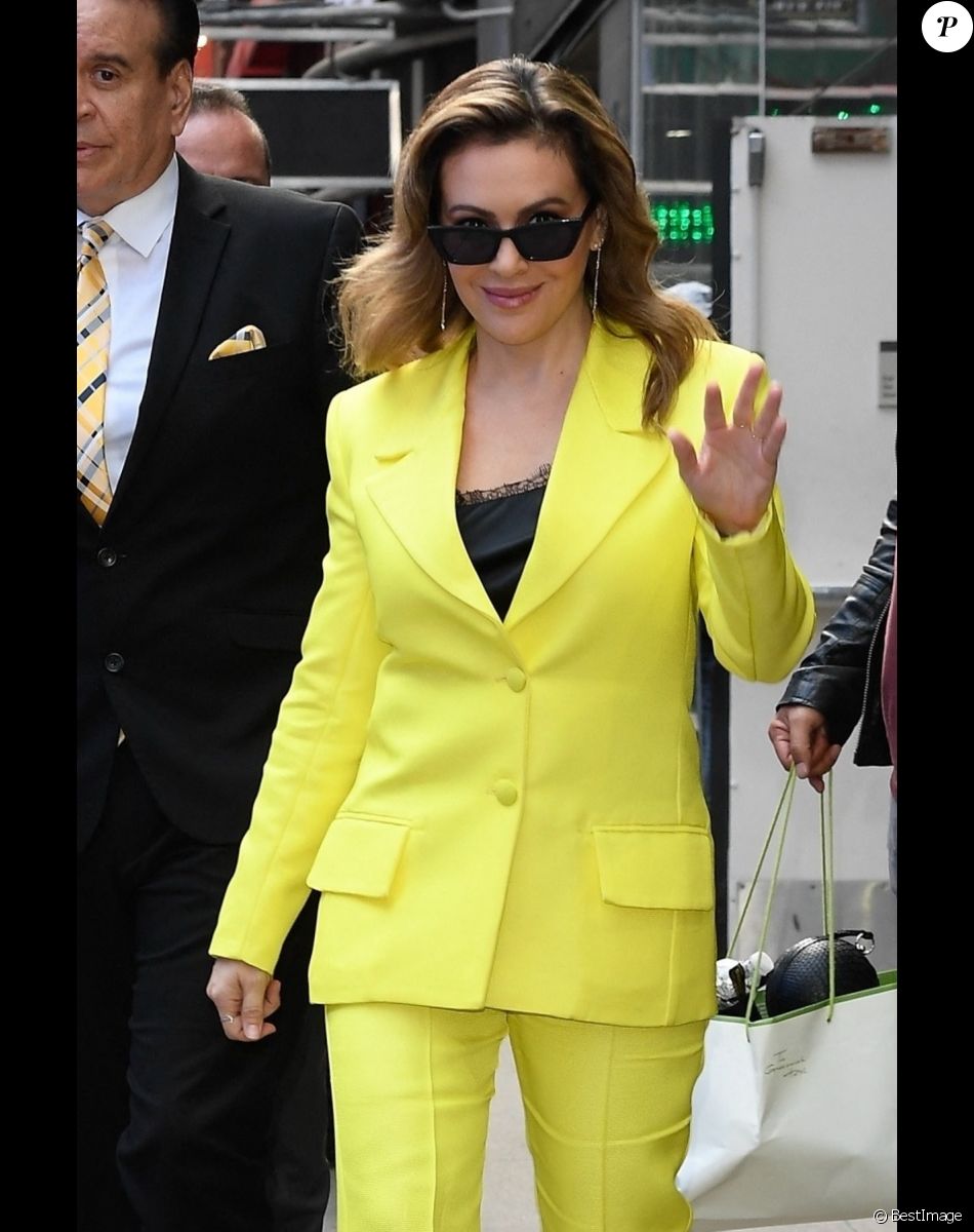 Alyssa Milano quitte les studios de l'émission "Good Morning America" à New York, le 15 octobre 2019.