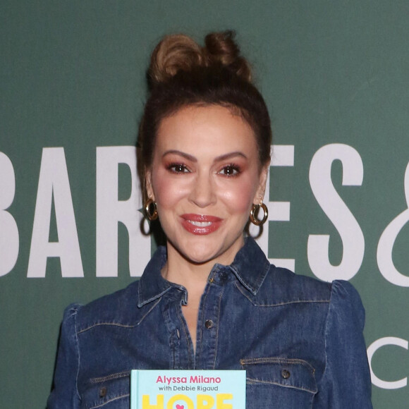 Alyssa Milano, en dédicace pour la promotion de son nouveau livre 'Hope: Project Middle School' chez Barnes & Noble à New York, le 14 octobre 2019.