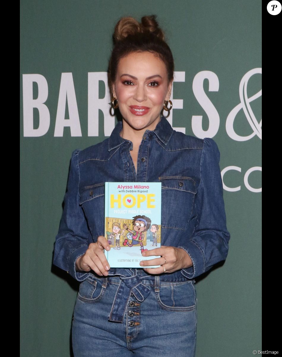 Alyssa Milano, en dédicace pour la promotion de son nouveau livre 'Hope: Project Middle School' chez Barnes & Noble à New York, le 14 octobre 2019.