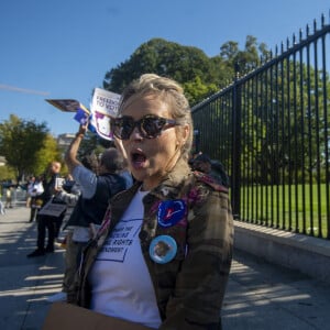 Alyssa Milano manifeste devant la Maison Blanche à Washington, le 19 octobre 2021
