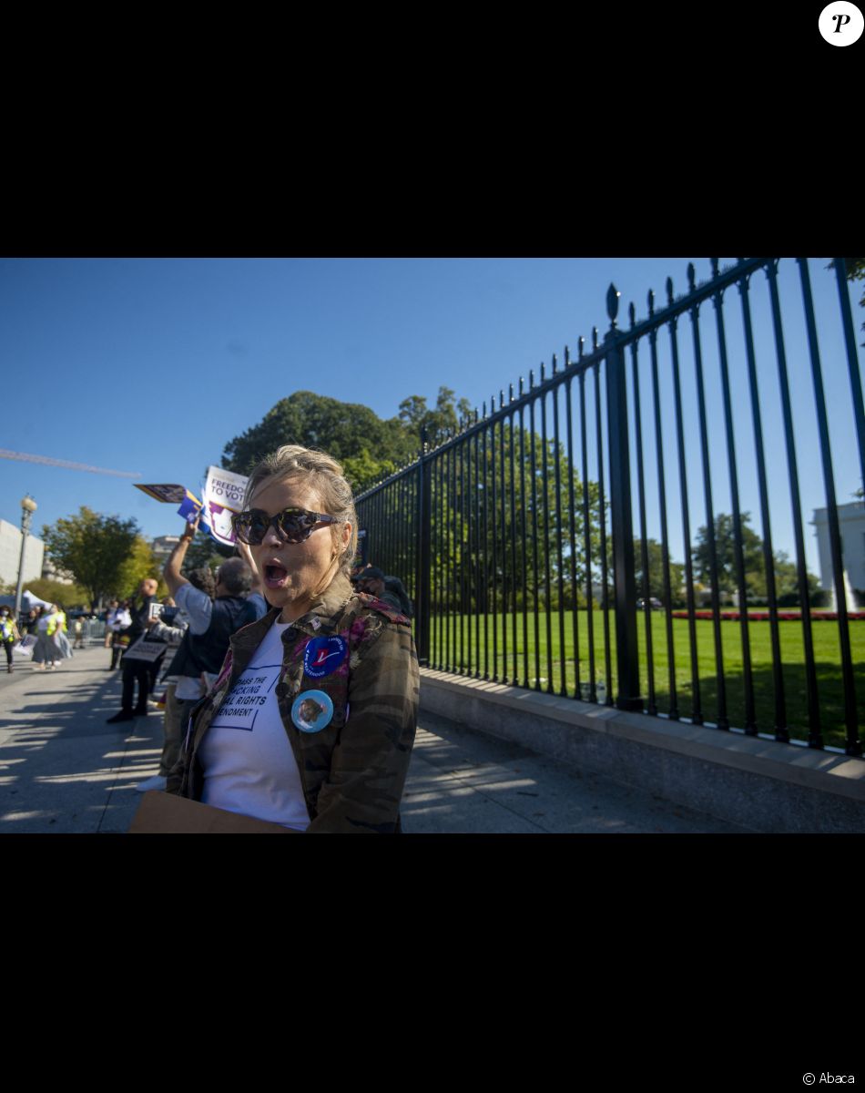 Alyssa Milano manifeste devant la Maison Blanche à Washington, le 19 octobre 2021