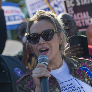 Alyssa Milano manifeste devant la Maison Blanche à Washington