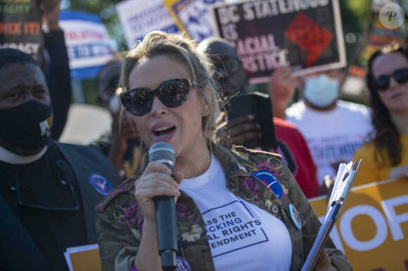 Alyssa Milano manifeste devant la Maison Blanche à Washington