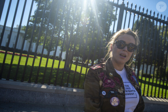 Alyssa Milano manifeste devant la Maison Blanche à Washington, le 19 octobre 2021