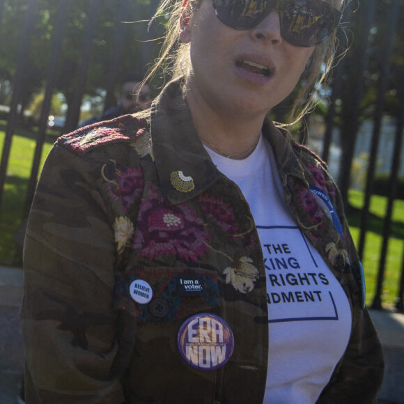 Alyssa Milano manifeste devant la Maison Blanche à Washington, le 19 octobre 2021