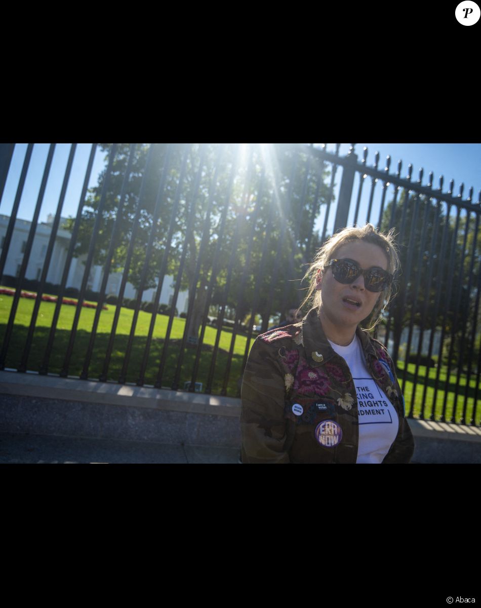 Alyssa Milano manifeste devant la Maison Blanche à Washington, le 19 octobre 2021