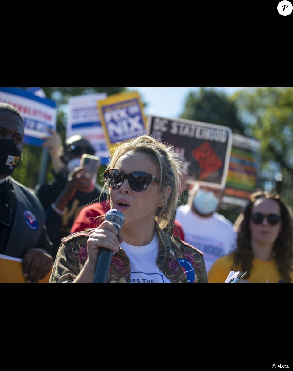 Alyssa Milano manifeste devant la Maison Blanche à Washington, le 19 octobre 2021